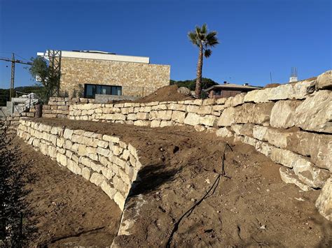Detalle de los muros de Puca Pucara, mostrando la piedra caliza y la disposición de las terrazas