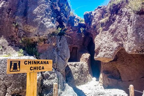 Representación artística de una chincana o pasaje subterráneo inca