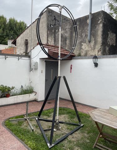 Antena de aro magnético instalada en un balcón