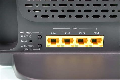 Imagen de la parte inferior de un router Shenzhen Gongjin Electronics mostrando una etiqueta con la información de acceso.