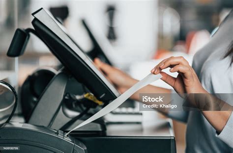 Cajero imprimiendo un recibo en una tienda minorista