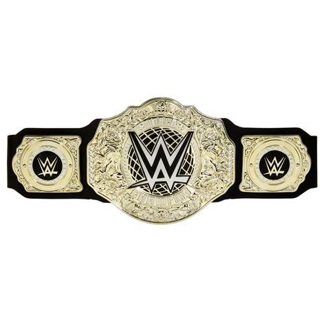 CM Punk con un cinturón de campeonato de la WWE
