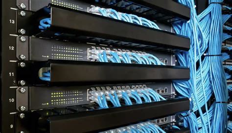 Rack de servidores organizado con cableado etiquetado