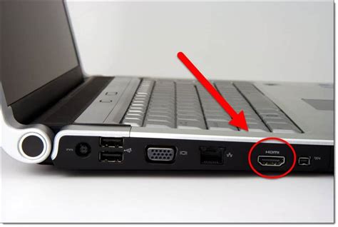 Fotografía de un puerto HDMI en un portátil y otro en un proyector.