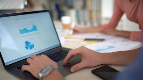 Persona utilizando un ordenador para un curso en línea