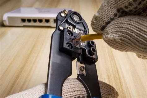 Pelando la cubierta exterior de un cable Cat6