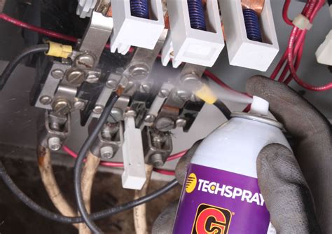 Limpieza de conectores coaxiales con alcohol isopropílico
