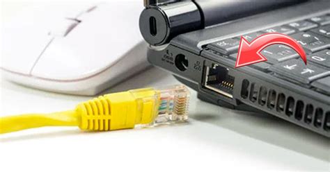 Cable Ethernet conectándose a un puerto