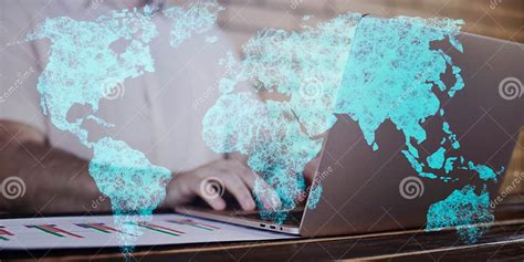 Persona usando un portátil con un mapa del mundo en la pantalla