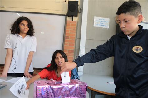 Comunidad escolar votando