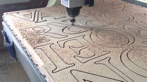 Router CNC cortando aluminio