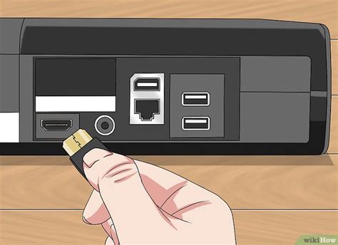Cable HDMI conectado a una consola Xbox One y un televisor