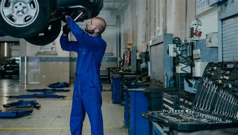 Estudiantes trabajando en un taller de mecánica automotriz