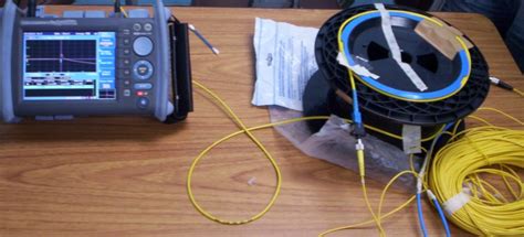 Técnico trabajando con un equipo de prueba de fibra óptica.