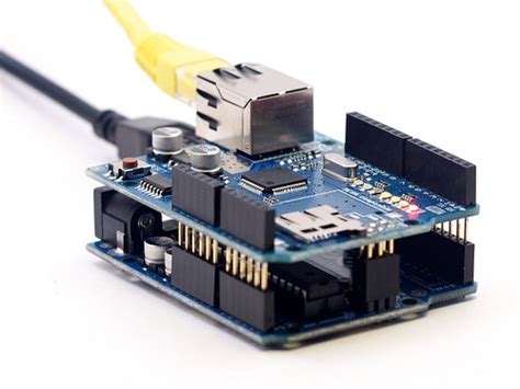 Fotografía de un Arduino con Ethernet Shield conectado