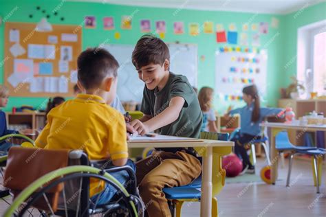 niños aprendiendo en aula inclusiva