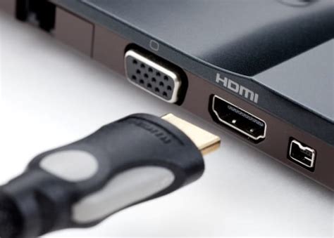 Cable HDMI conectado a un proyector y a un portátil