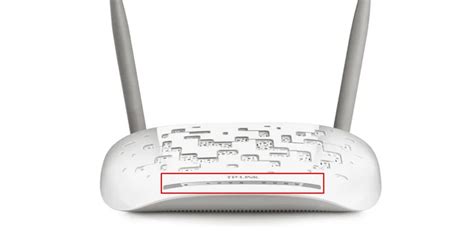 Imagen de un router TP-Link con el botón de reinicio resaltado
