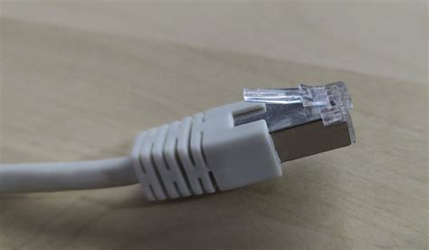 Cable Ethernet conectado a un portátil