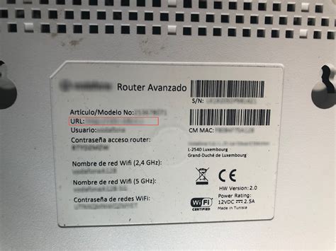 Imagen de un router con una etiqueta indicando la IP y credenciales predeterminadas