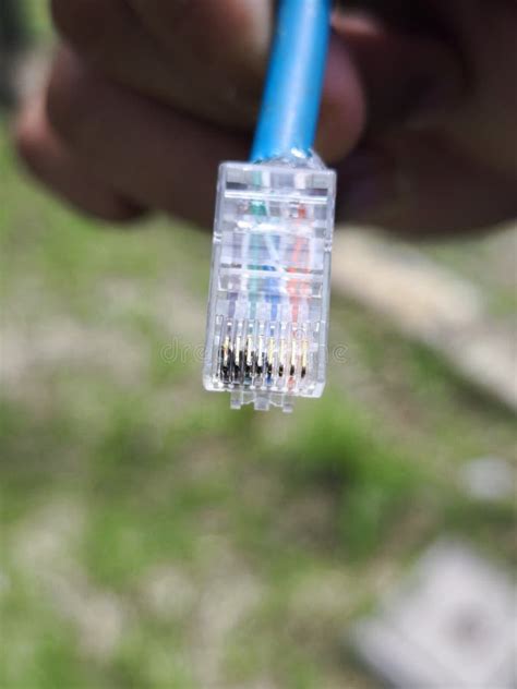 Primer plano de un conector Ethernet RJ45