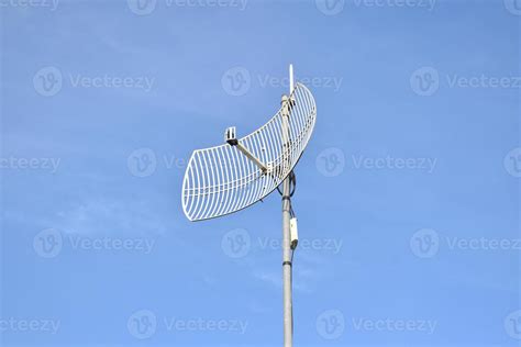Antena repetidora instalada en el tejado de una casa
