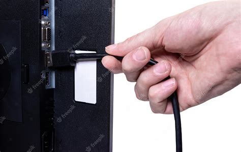 Persona conectando un cable DisplayPort a un monitor