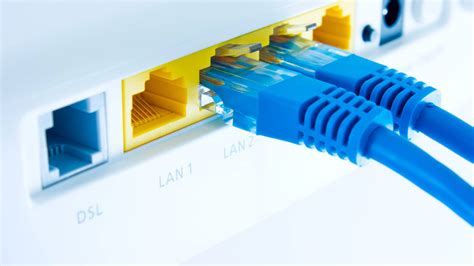 Cable Ethernet conectado a un puerto de pared