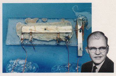 Fotografía histórica del primer circuito integrado de Jack Kilby