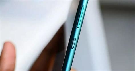 Teléfono Moto G2 apagado y botones de volumen y encendido