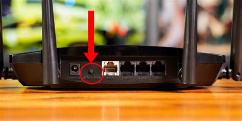 Imagen de un router TP-Link con el botón de reinicio resaltado