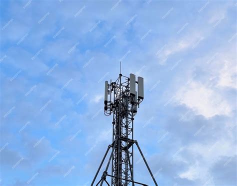 Torre celular con antenas