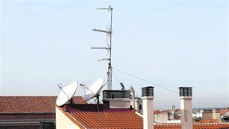 Antena de televisión en un tejado