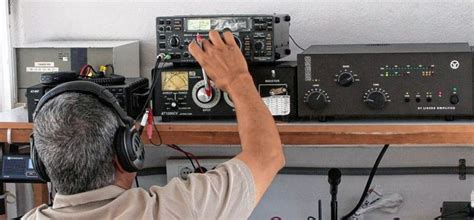 Radioaficionado operando una radio