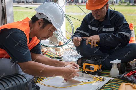 Técnicos instalando cables de fibra óptica