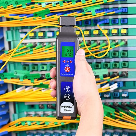Técnico utilizando un identificador de fibra óptica