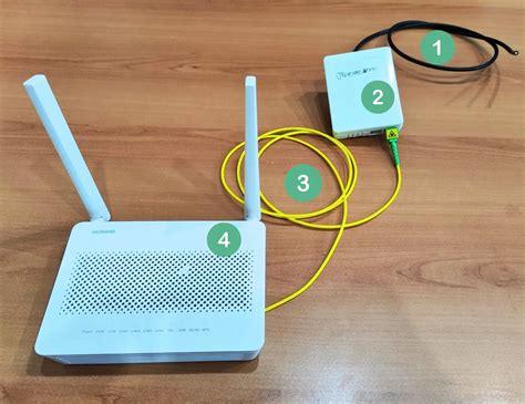 Cable de fibra óptica conectado a un puerto en un router