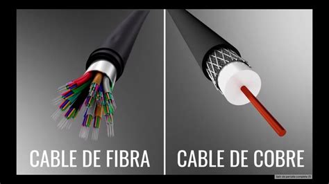 Cable Ethernet de cobre junto a un cable de fibra óptica