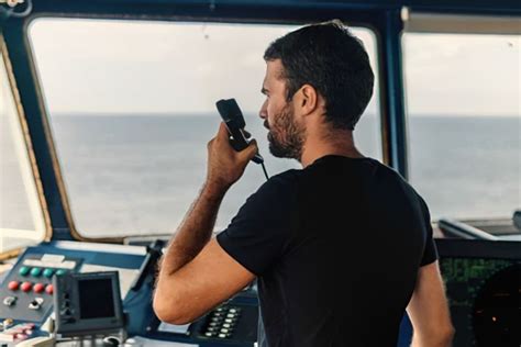 Embarcación navegando con radio VHF en la cabina