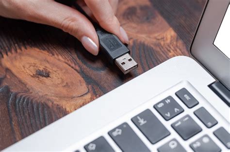 Smartphone conectado a un portátil mediante cable USB