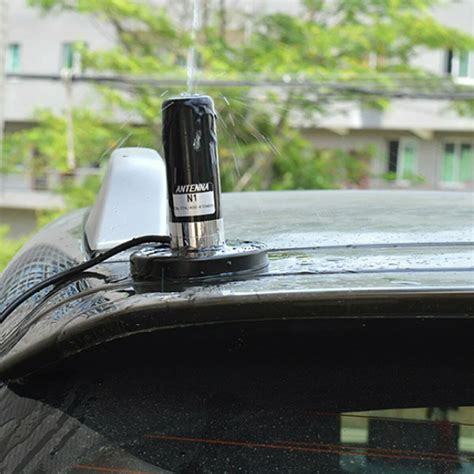 Antena VHF móvil instalada en un vehículo