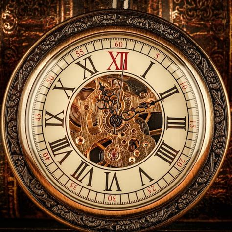 Primer plano de una esfera de reloj Roamer antiguo con pátina