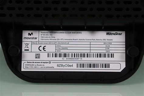 Router Movistar Huawei con pegatina de información
