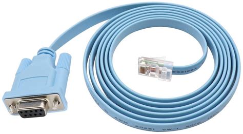 Cable de consola azul conectado a un router Cisco
