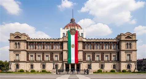 Edificio municipal con bandera