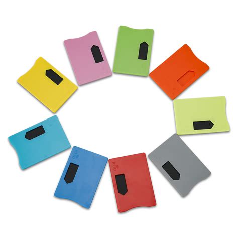 Un surtido de llaveros y tarjetas RFID de diferentes formas y colores