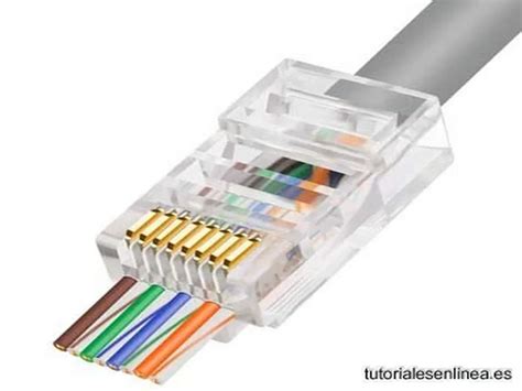 Imagen de un cable Ethernet con un conector RJ45 dañado
