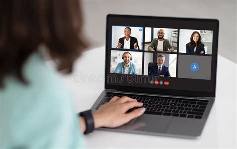 Personas usando laptops en una cabaña remota con antena satelital