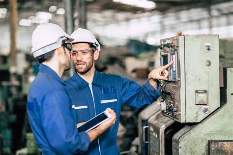 Imagen de un técnico realizando mantenimiento a un panel de alarma