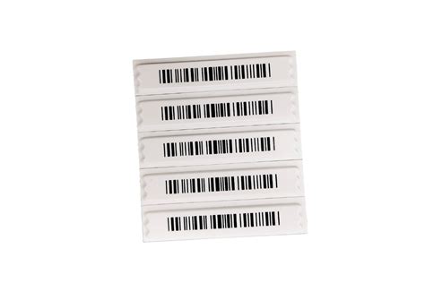 Etiquetas de seguridad RFID adheridas a productos en una tienda